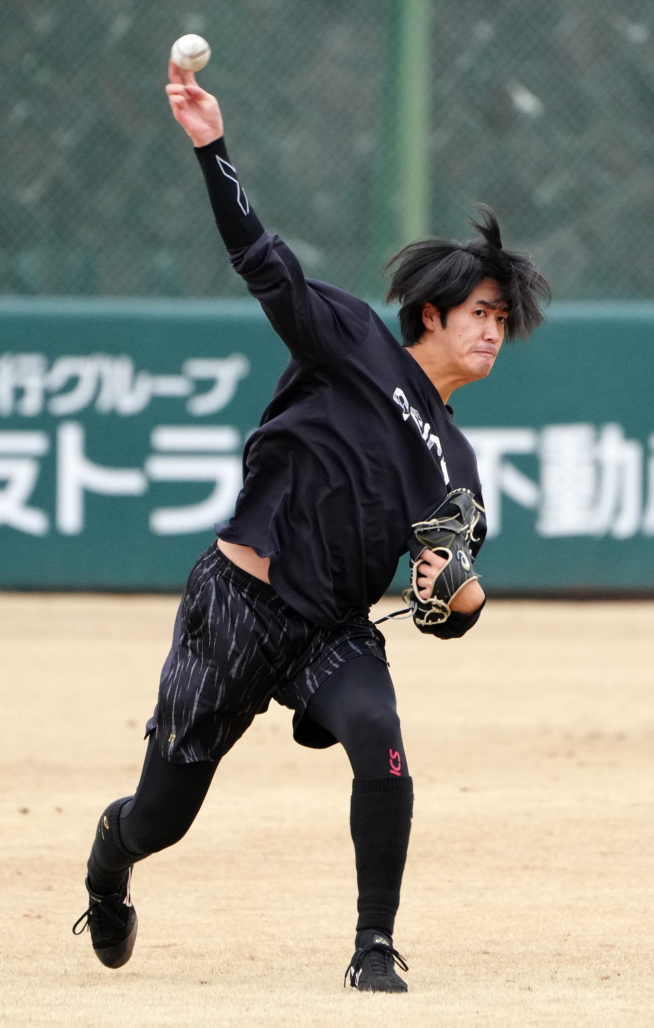 自主トレでキャッチボールする巨人西舘（撮影・江口和貴）