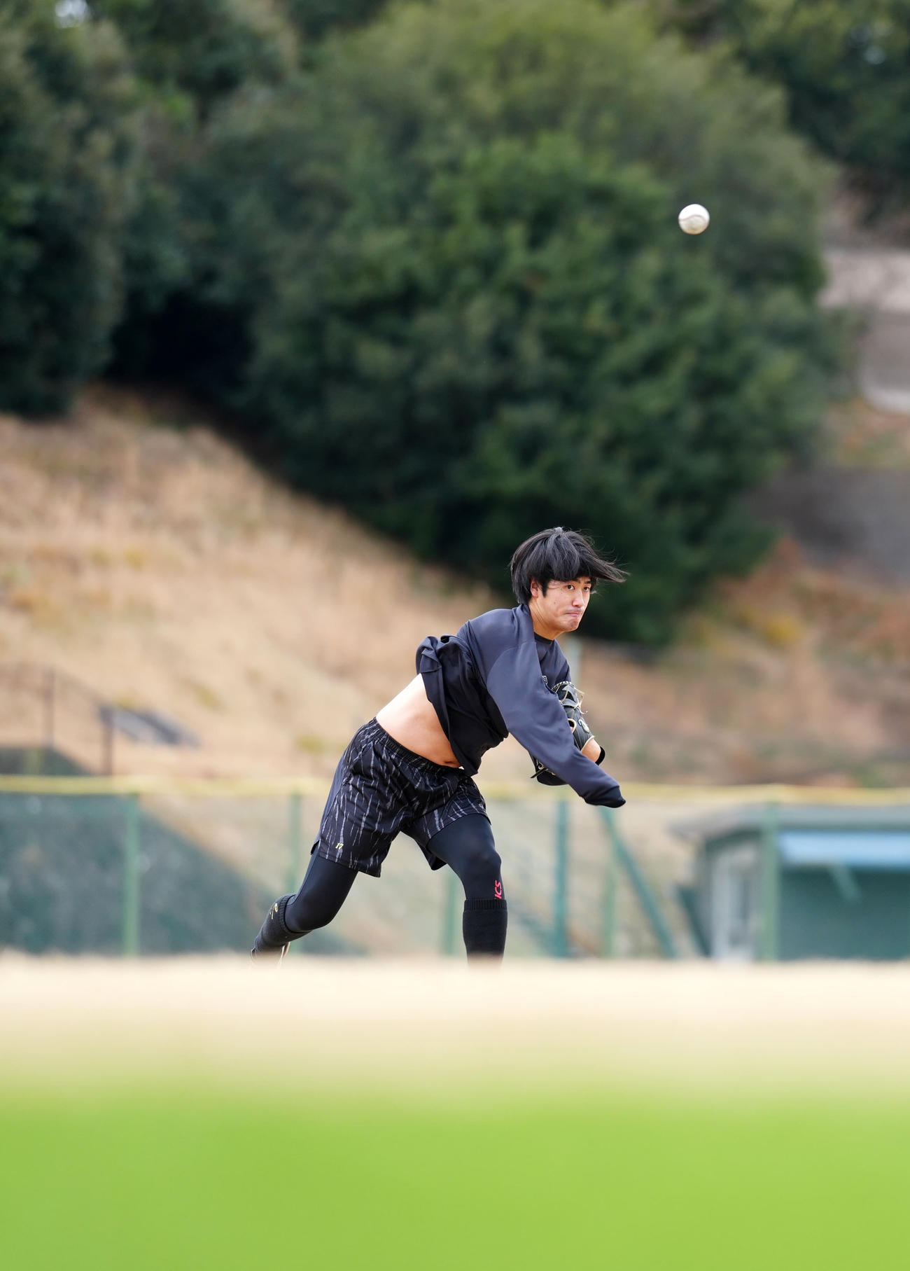 自主トレでのキャッチボールでカーブを投じる巨人西舘（撮影・江口和貴）