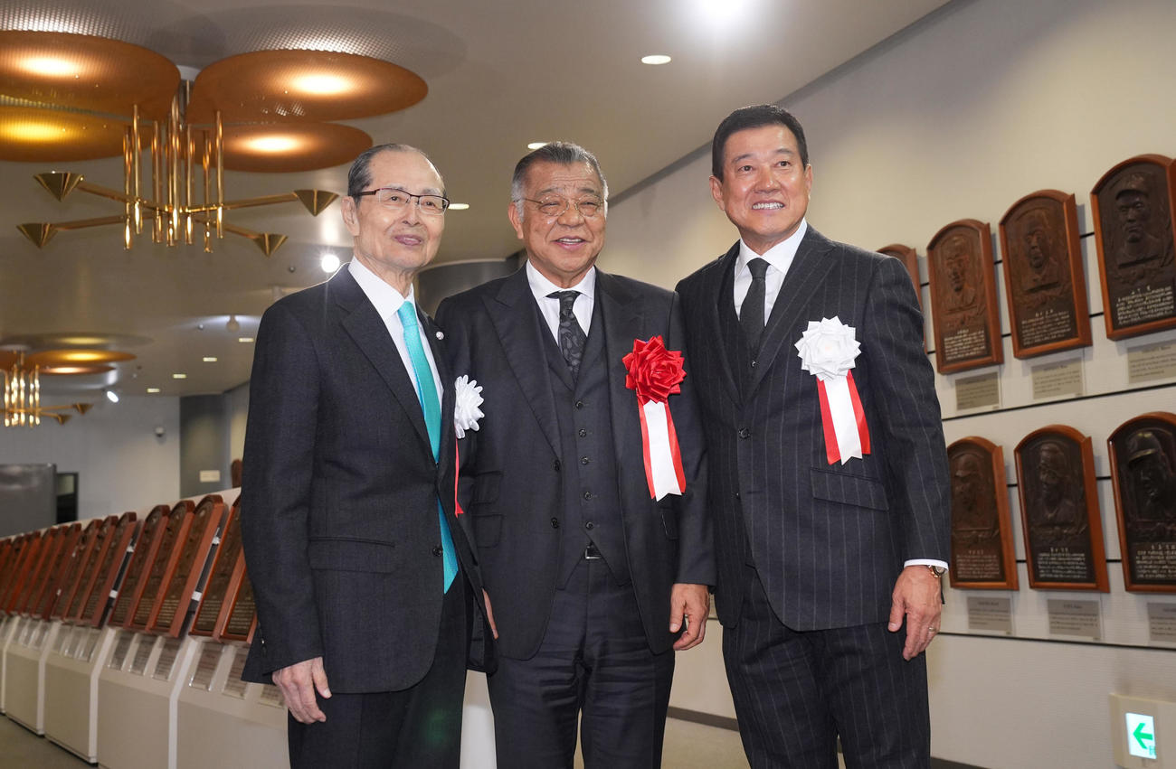 野球殿堂入り通知式を終え写真に納まる掛布氏（中央）。左は王氏。右は原氏（撮影・垰建太）
