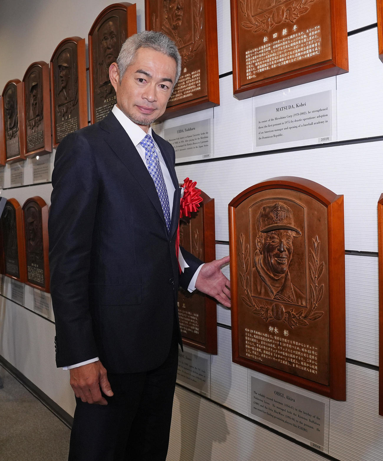 野球殿堂入り通知式で仰木さんのレリーフと写真に納まるイチロー氏（撮影・垰建太）