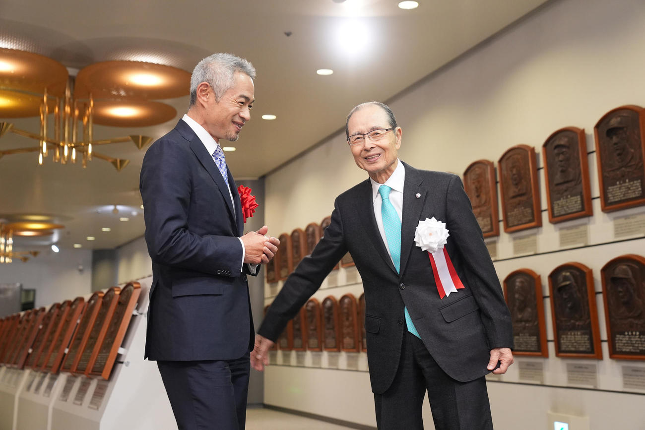 野球殿堂入り通知式を終えたイチロー氏（左）は王氏と笑顔で言葉を交わす（撮影・垰建太）