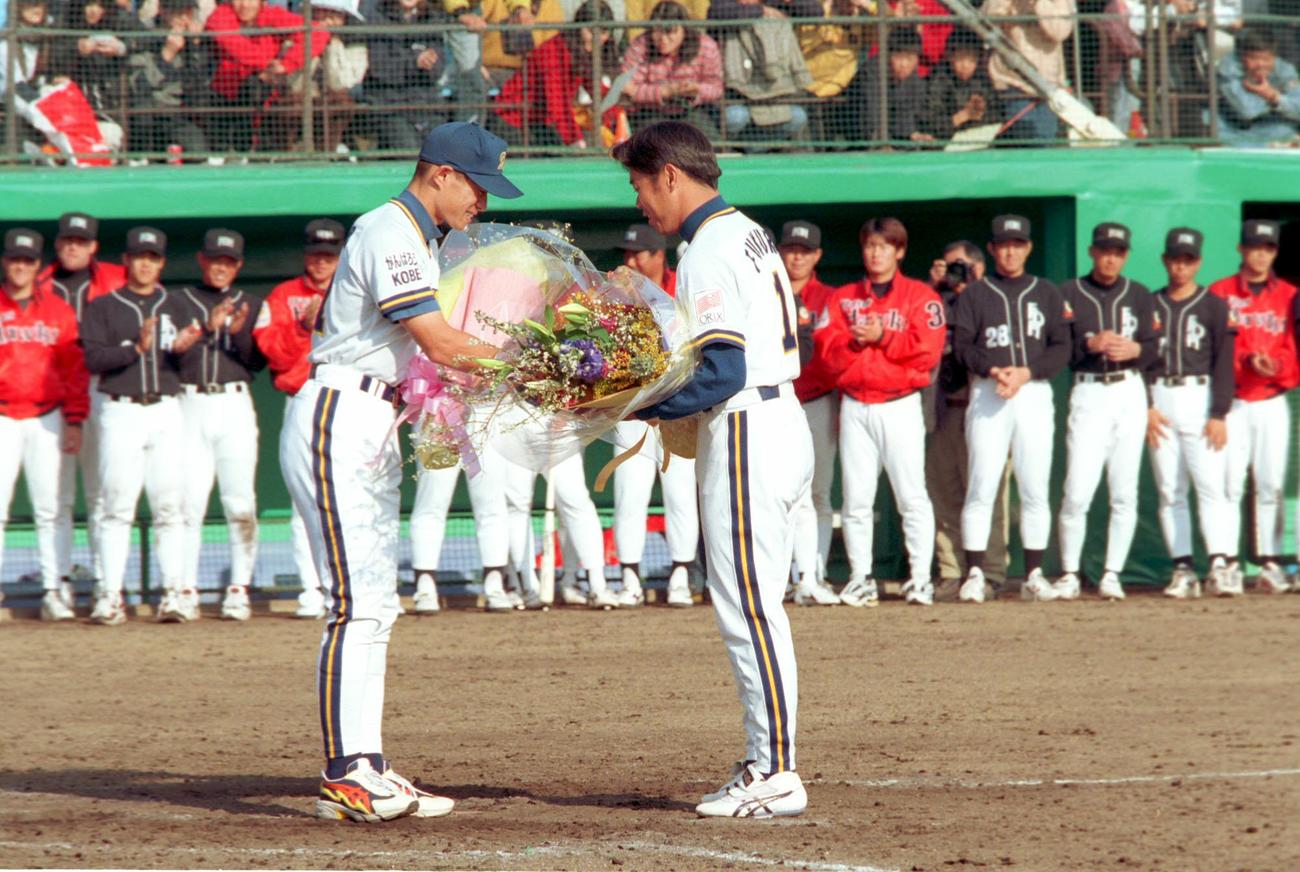 引退セレモニーでイチロー（右）から花束を贈られる福良淳一（98年3月撮影）