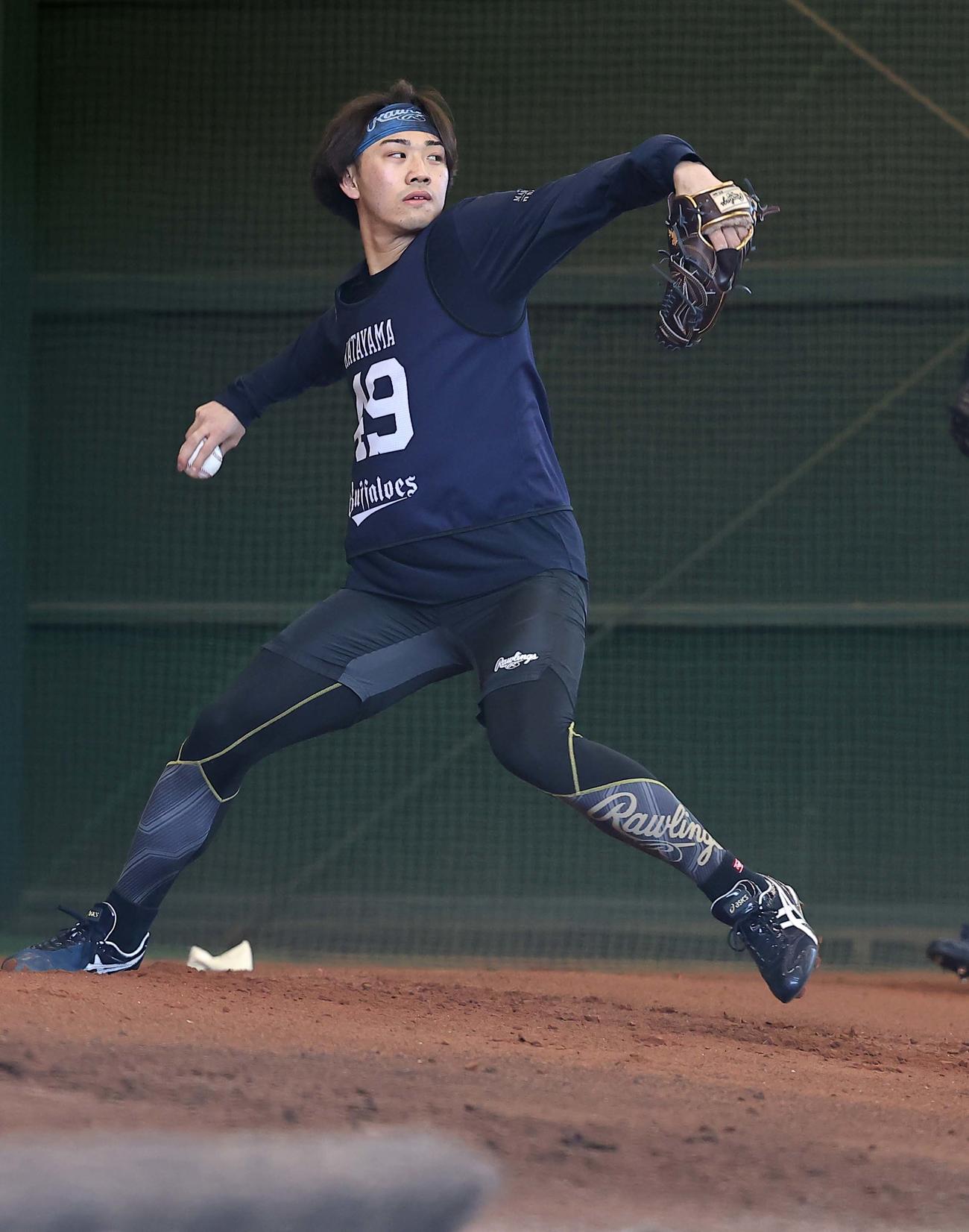 ブルペンで投球練習をするオリックスドラフト6位の片山（撮影・上田博志）