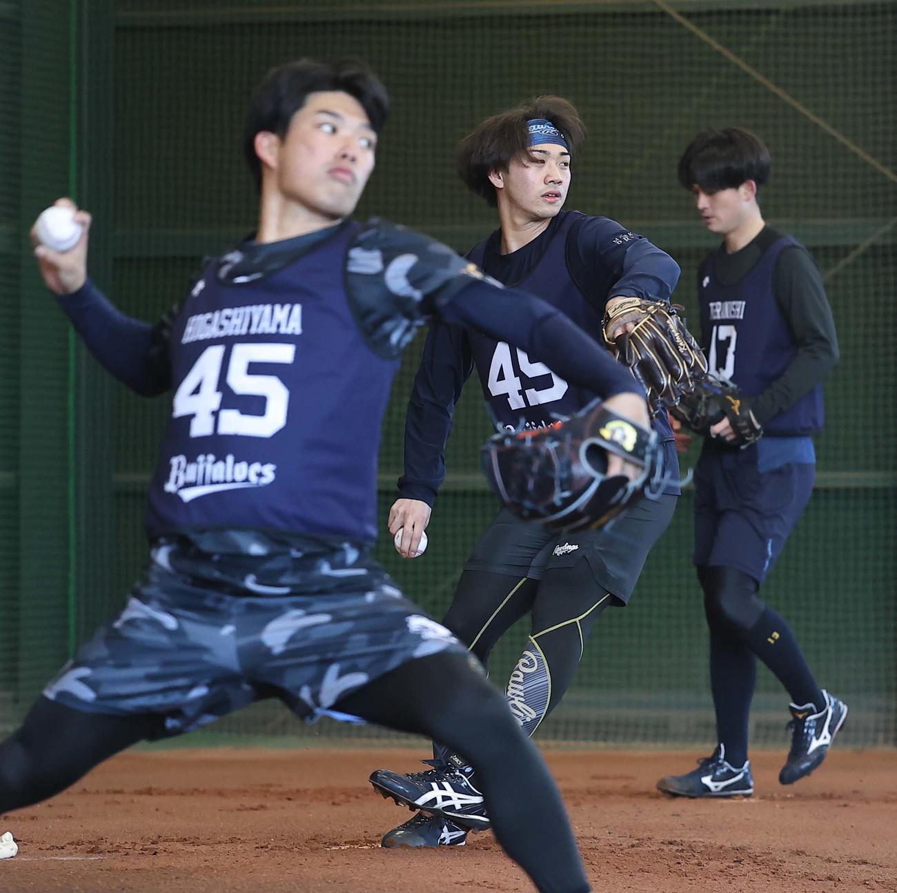 オリックスドラフト6位の片山（中央）は同5位・東山（左）、同2位・寺西とブルペンで投球練習をする（撮影・上田博志）