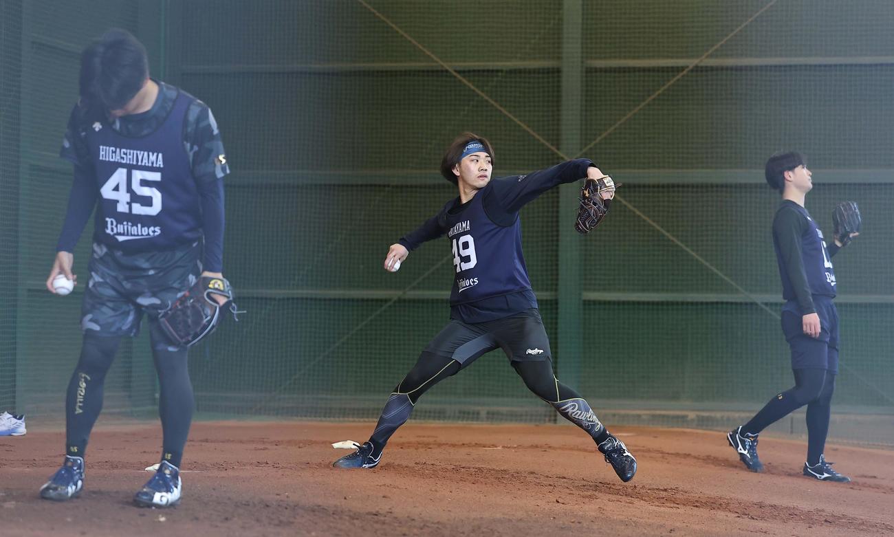 オリックスドラフト6位の片山（中央）は同5位・東山（左）、同2位・寺西とブルペンで投球練習をする（撮影・上田博志）
