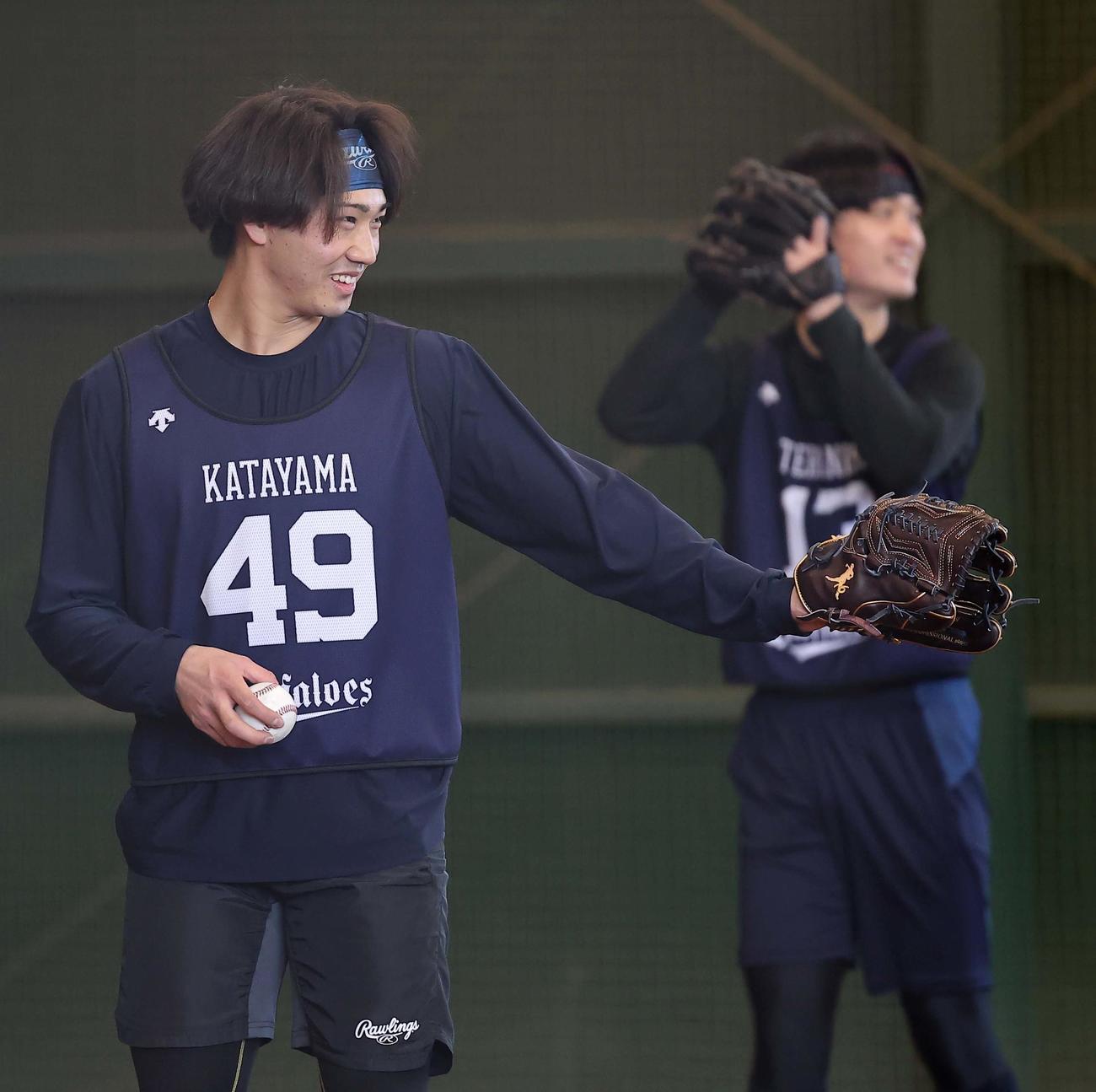ブルペンで笑顔を見せるオリックスドラフト6位の片山（撮影・上田博志）