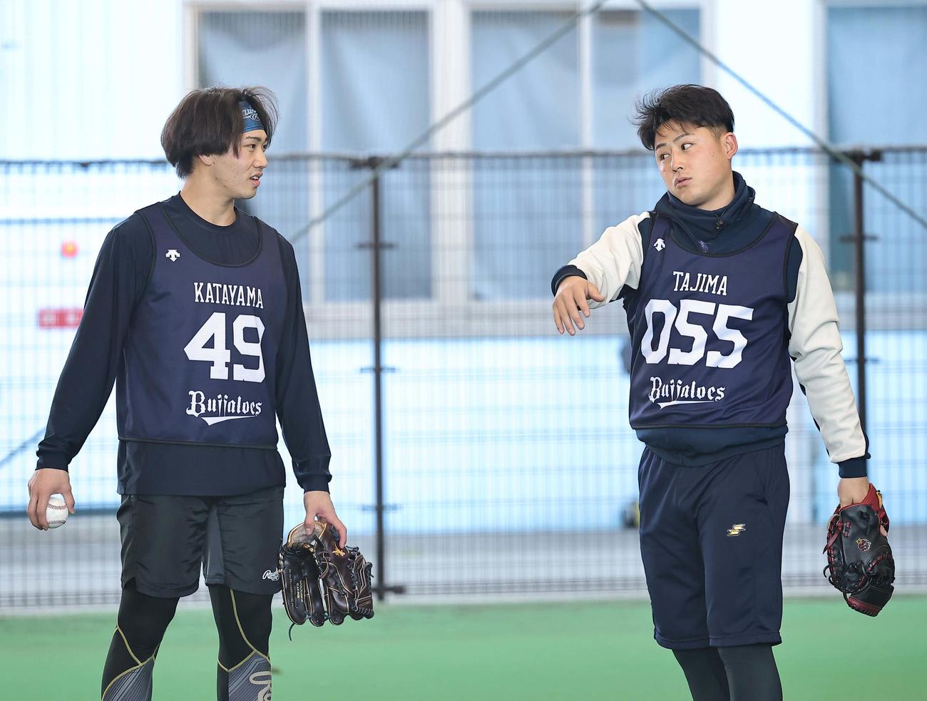 ブルペンでの投球練習を終えたオリックスドラフト6位の片山（左）は育成ドラフト5位の田島と話をする（撮影・上田博志）