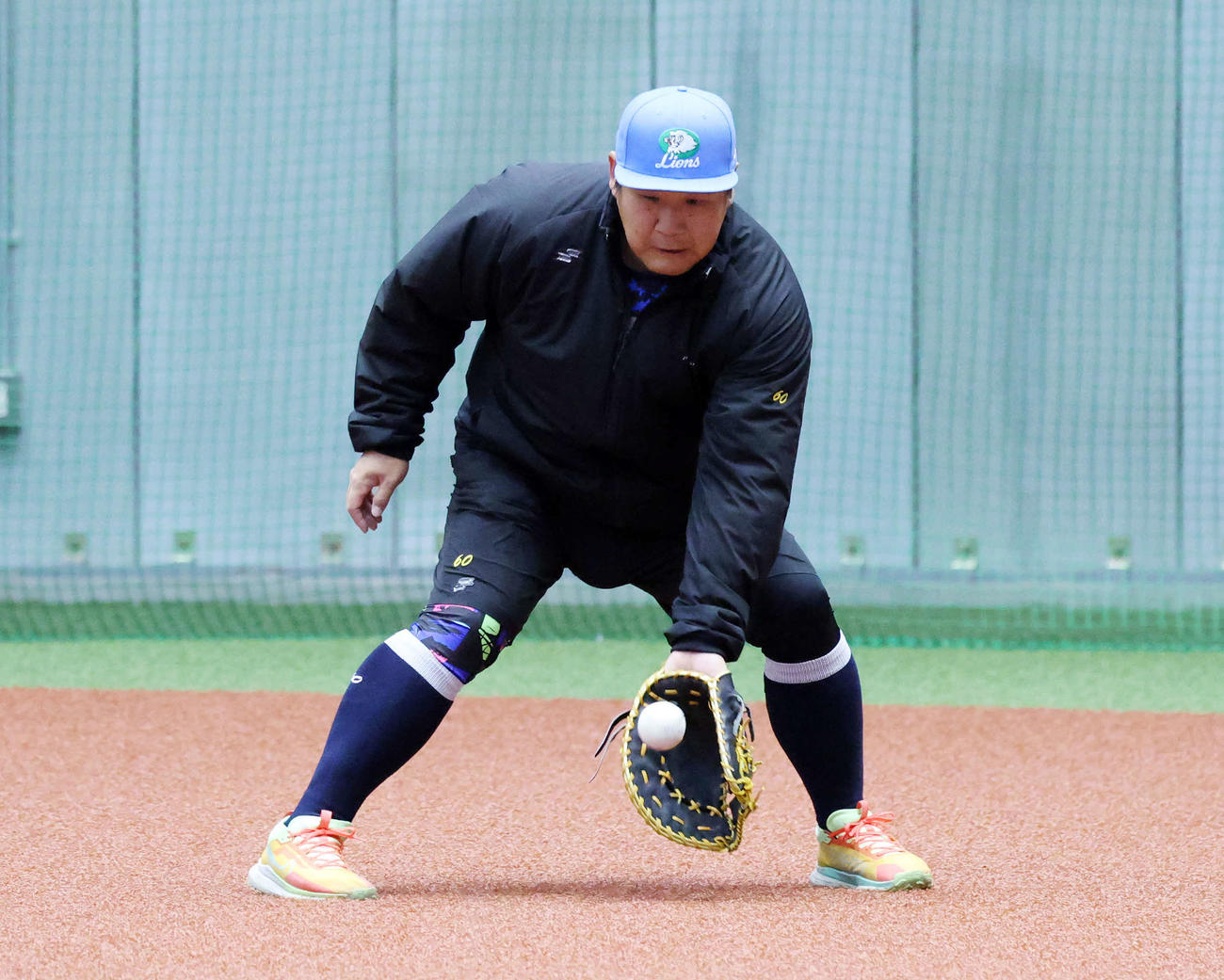 自主トレを公開しノック受ける西武中村剛（撮影・鈴木正人）
