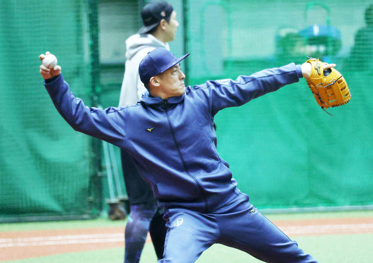 自主トレを公開しキャッチボールする西武栗山（撮影・鈴木正人）