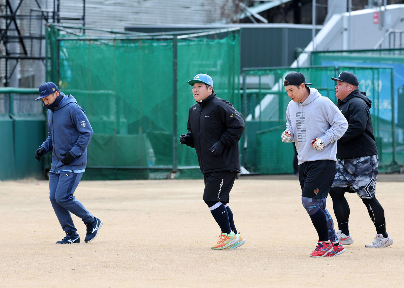 自主トレを公開しランニングする、左から西武栗山、中村剛、炭谷、渡部健（撮影・鈴木正人）