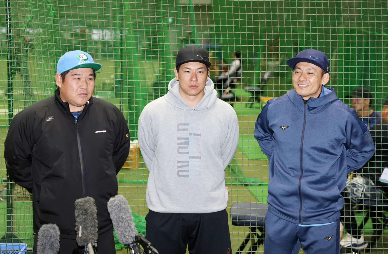 報道陣の質問に答える、左から西武中村剛、炭谷、栗山（撮影・鈴木正人）