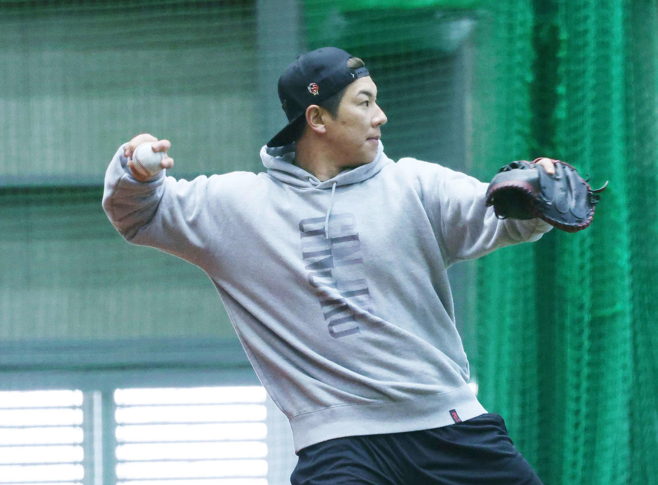 自主トレを公開しキャッチボールする西武炭谷（撮影・鈴木正人）