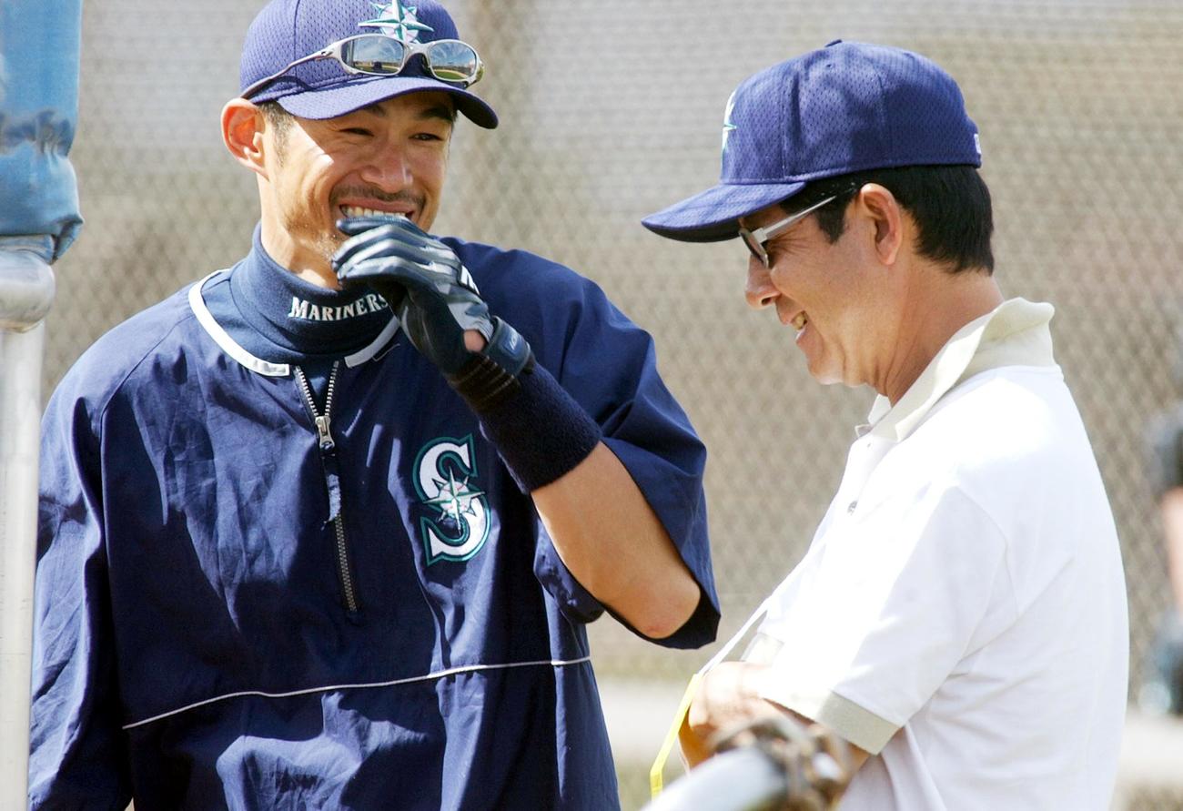 オリックス時代の打撃コーチだった新井宏昌氏と談笑するイチロー氏（2002年2月25日撮影）　