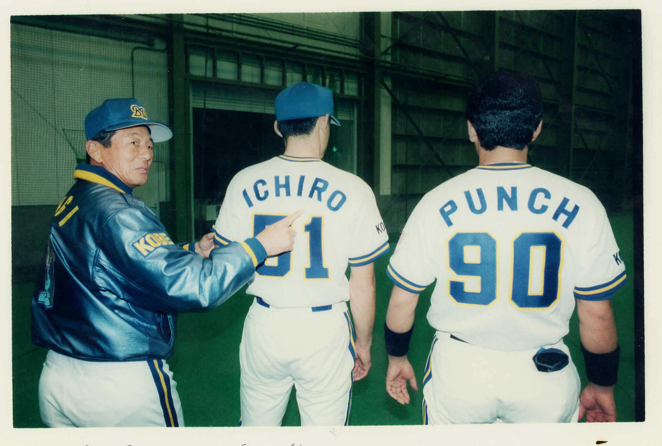 鈴木からイチローに仰木彬監督（左）の発案でユニホームの名前を鈴木からICHIROに（94年4月撮影）