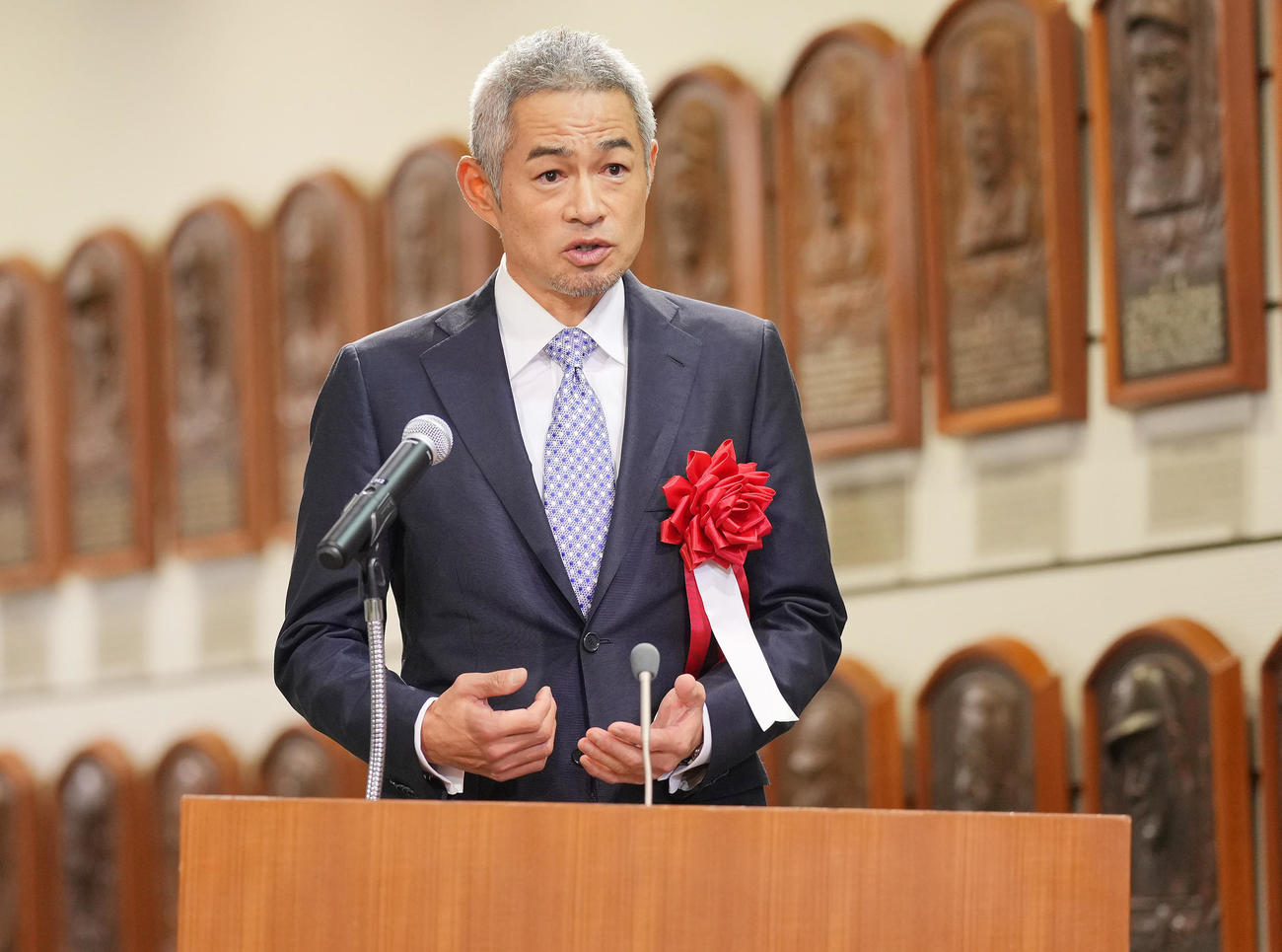 野球殿堂入り通知式でスピーチするイチロー氏（撮影・垰建太）