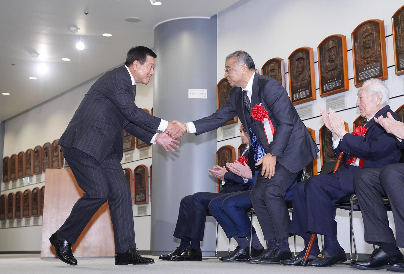 野球殿堂入り通知式でゲストスピーチを終えた原氏（左）と握手を交わす掛布氏（撮影・垰建太）