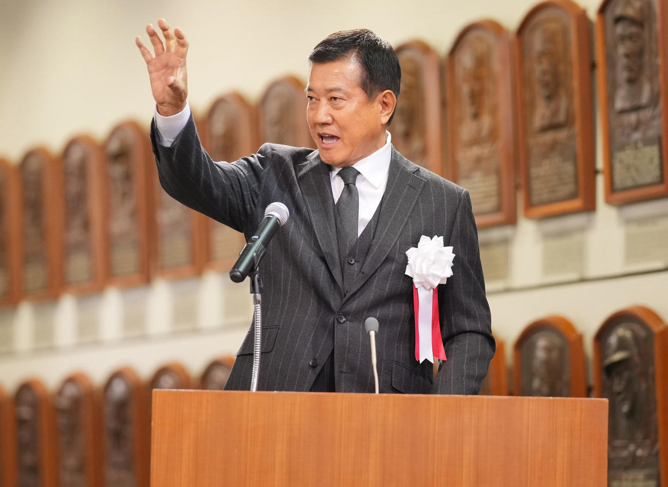 野球殿堂入り通知式でゲストスピーチをする原氏（撮影・垰建太）