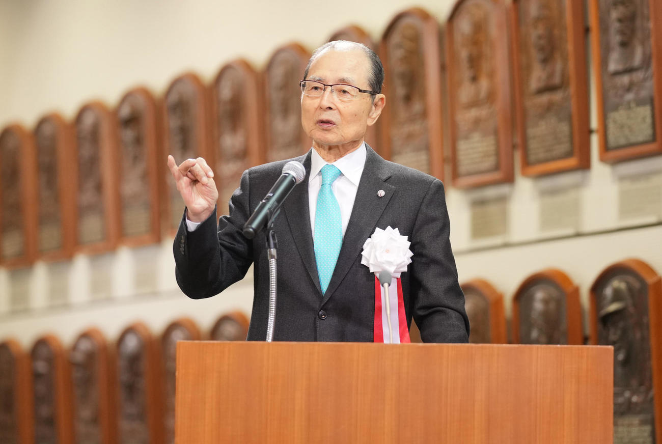 野球殿堂入り通知式でスピーチする王氏（撮影・垰建太）