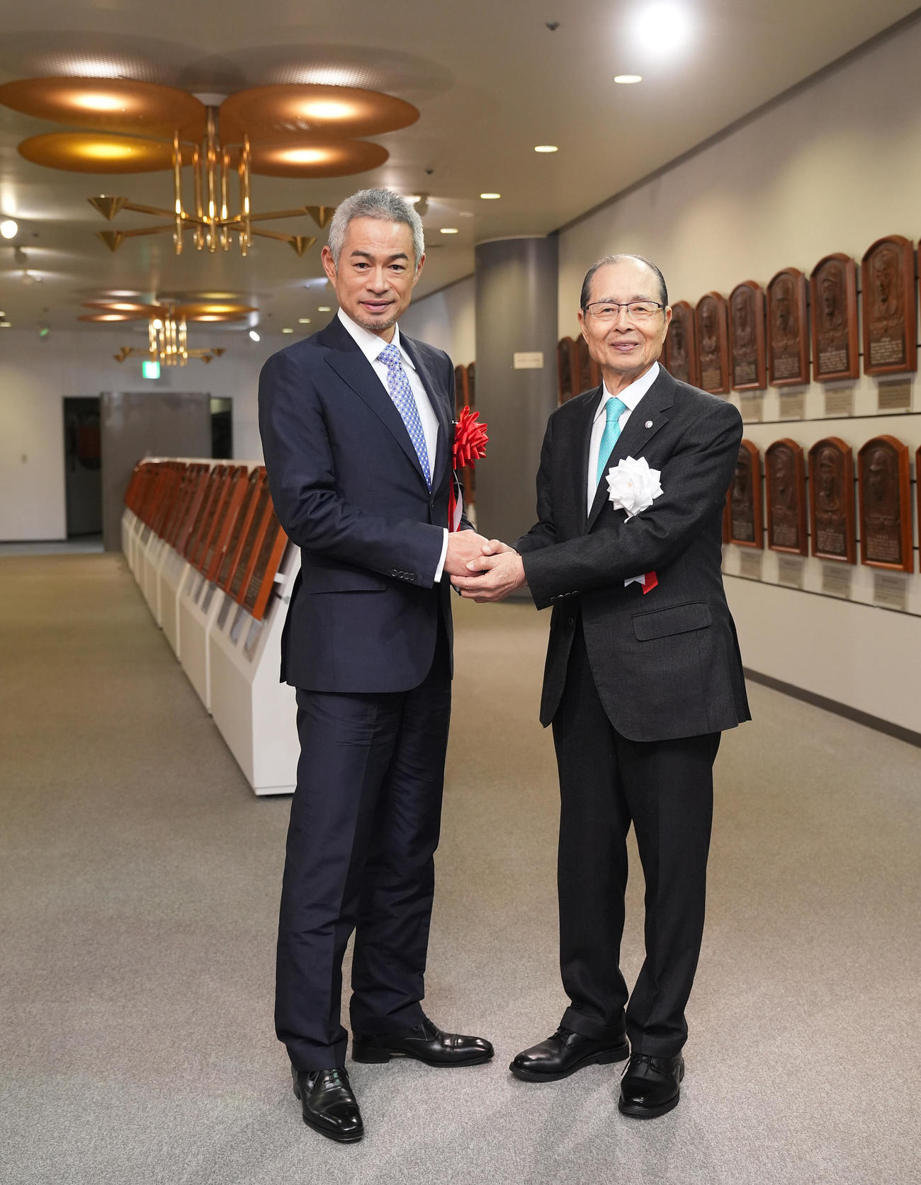 野球殿堂入り通知式を終え、記念写真に納まるイチロー氏（左）と王氏（撮影・垰建太）