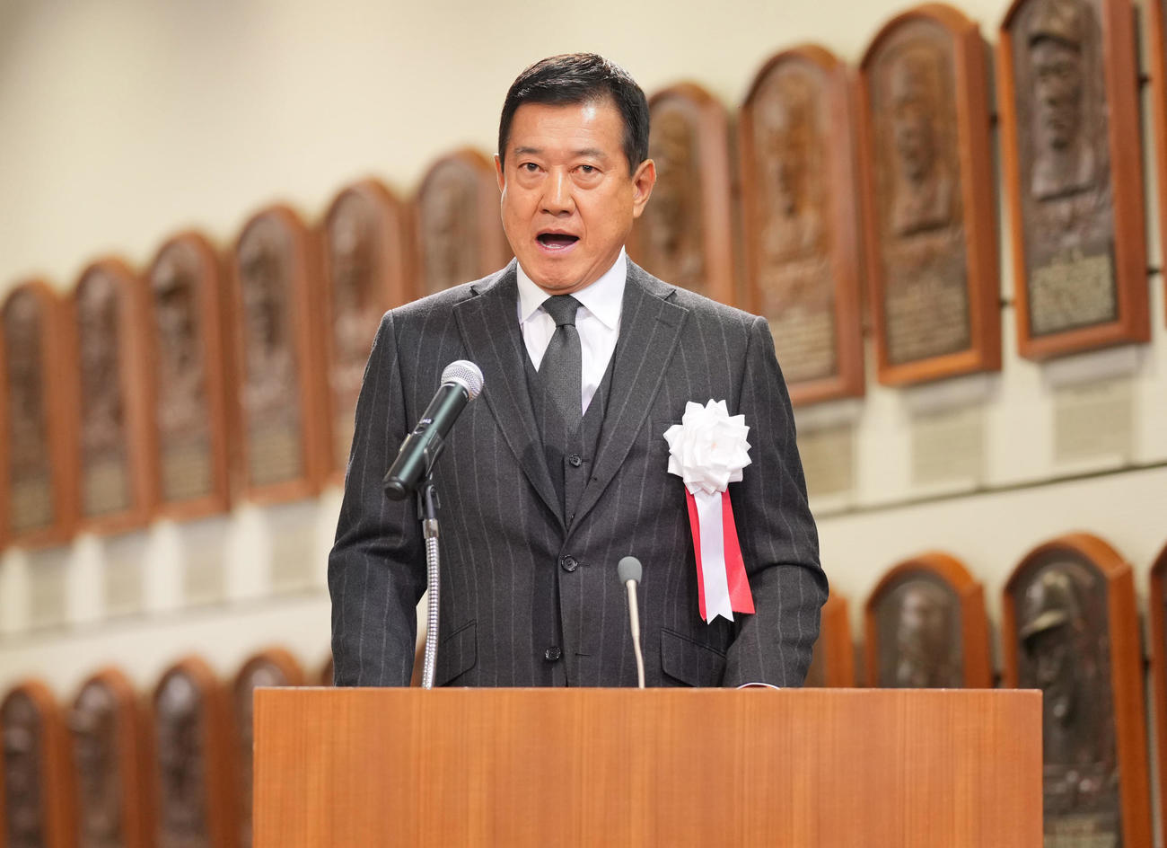 野球殿堂入り通知式でゲストスピーチをする原氏（撮影・垰建太）