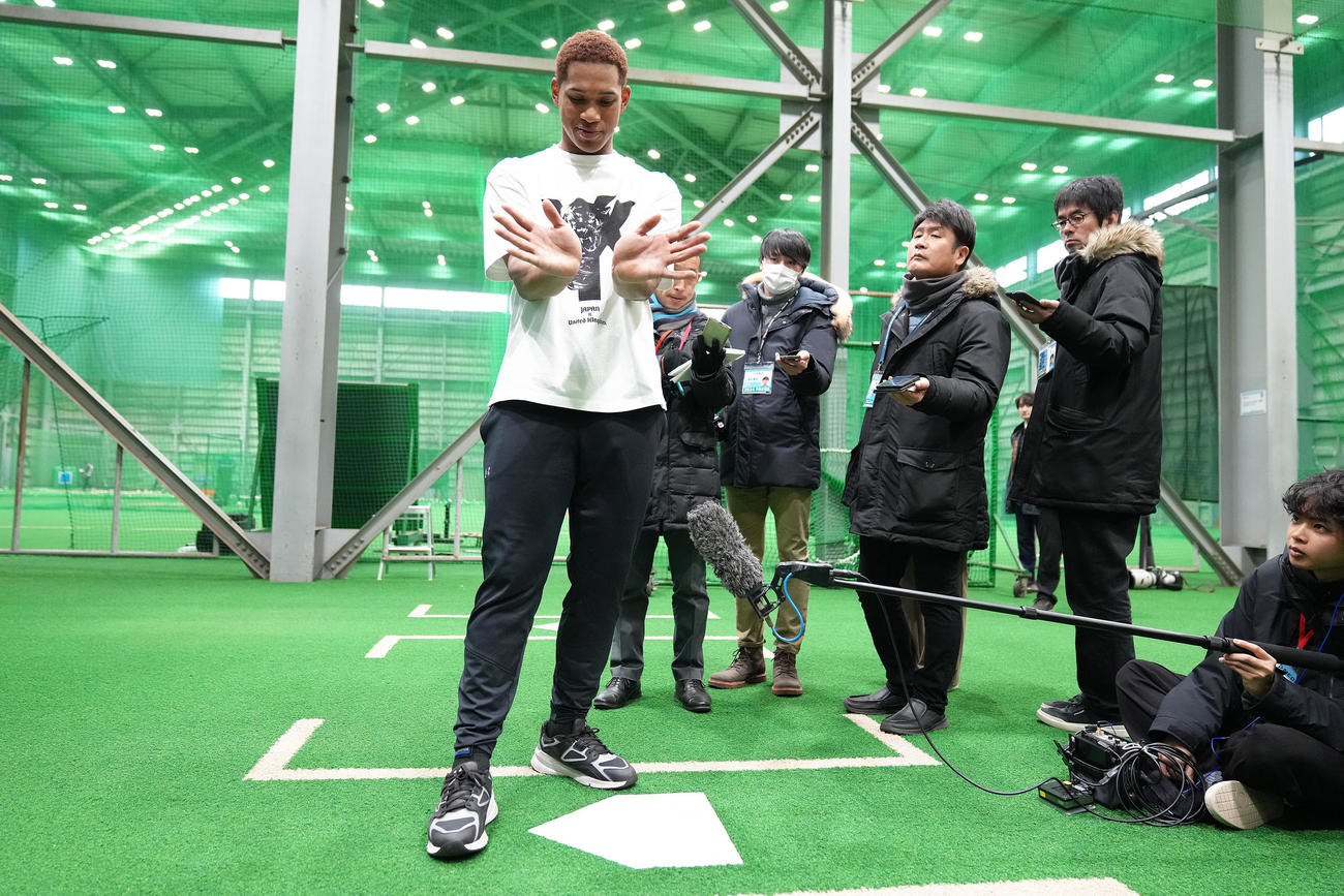 自主トレの練習の意図を報道陣に説明する日本ハム万波（撮影・足立雅史）