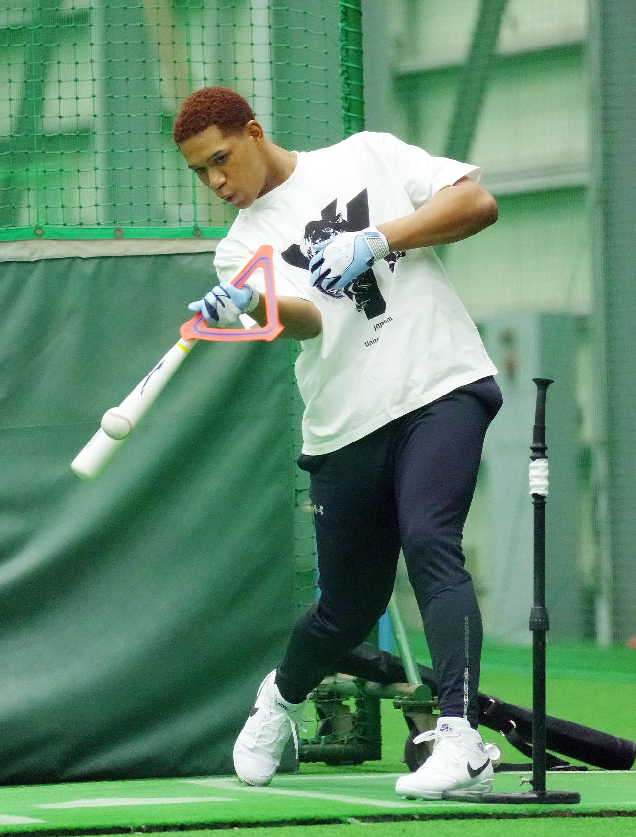 自主トレで犬のフリスビーを手に打撃練習する日本ハム万波（撮影・足立雅史）