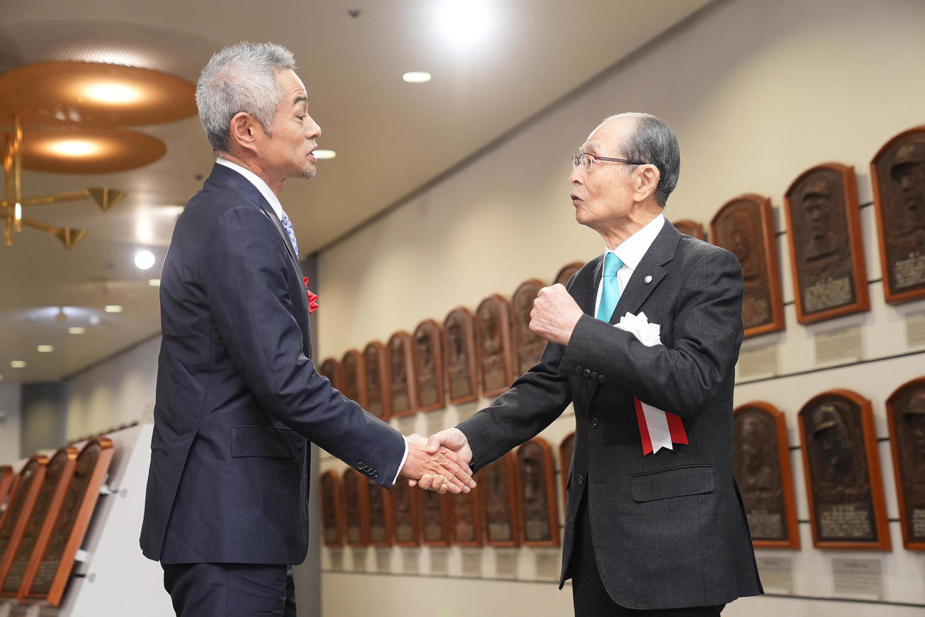 野球殿堂入り通知式を終えたイチロー氏（左）は王氏と言葉を交わす（撮影・垰建太）