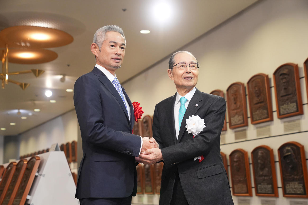 野球殿堂入り通知式を終え、記念写真に納まるイチロー氏（左）と王氏（撮影・垰建太）