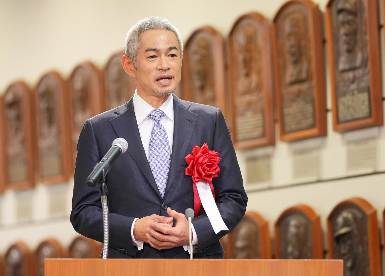 野球殿堂入り通知式でスピーチをするイチロー氏（撮影・垰建太）