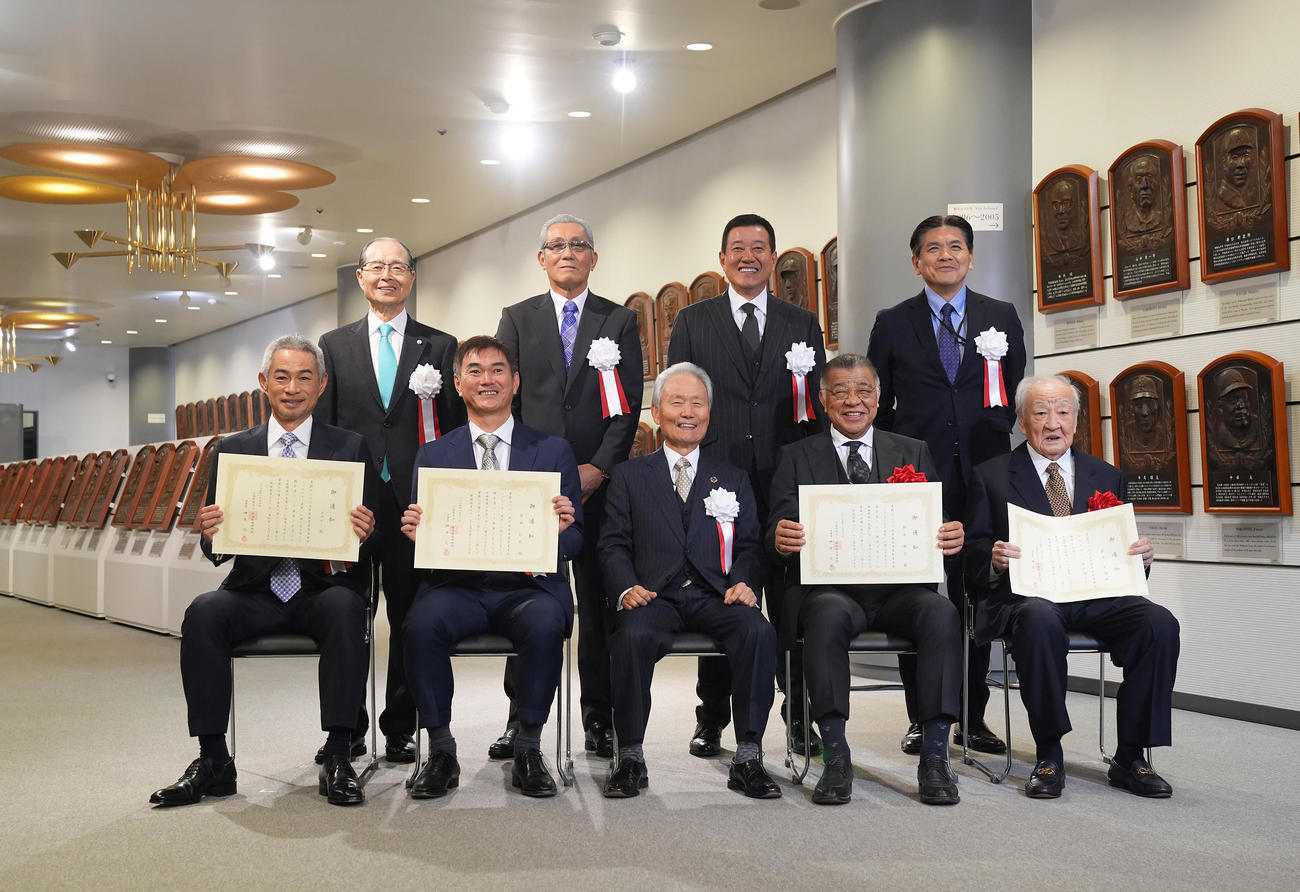 野球殿堂入り通知式で記念写真に納まる、前列左からイチロー氏、岩瀬氏、野球殿堂博物館理事長の榊原氏、掛布氏、富沢氏、後列左から王氏、森氏、原氏、友寄氏（撮影・垰建太）