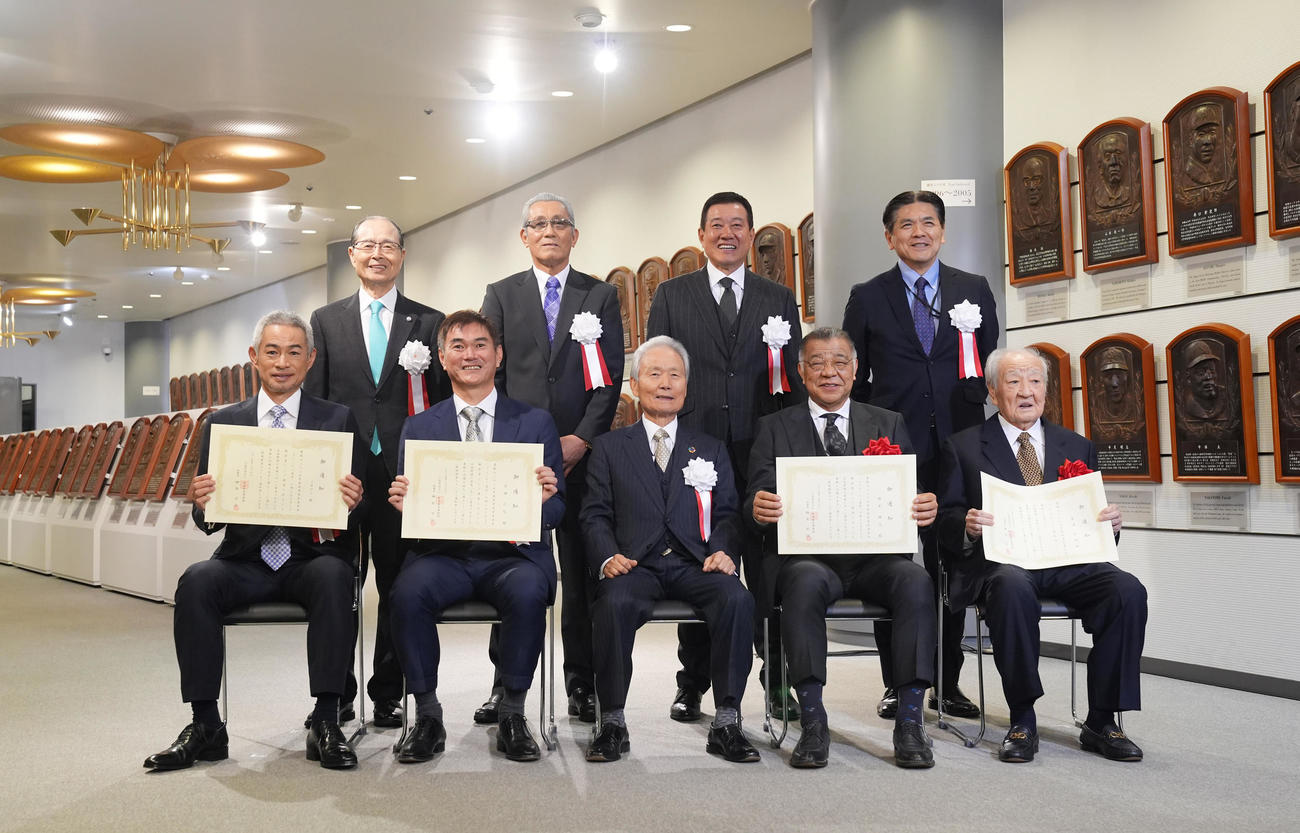 野球殿堂入り通知式で記念写真に納まる、前列左からイチロー氏、岩瀬氏、野球殿堂博物館理事長の榊原氏、掛布氏、富沢氏、後列左から王氏、森氏、原氏、友寄氏（撮影・垰建太）
