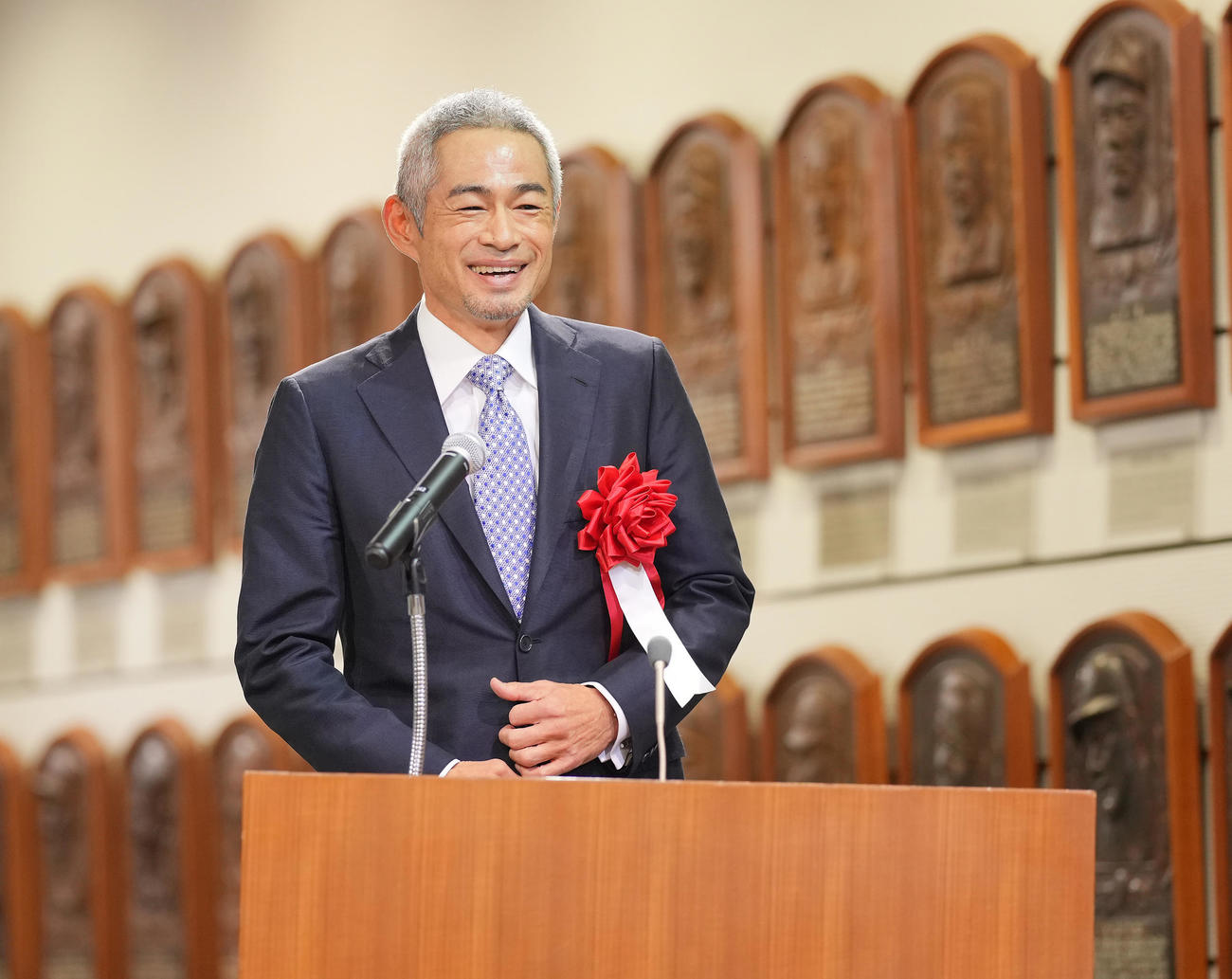 野球殿堂入り通知式で笑顔を見せるイチロー氏（撮影・垰建太）