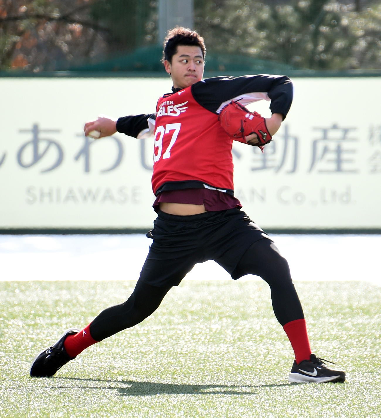 キャッチボールする楽天育成の蕭斉（撮影・山田愛斗）