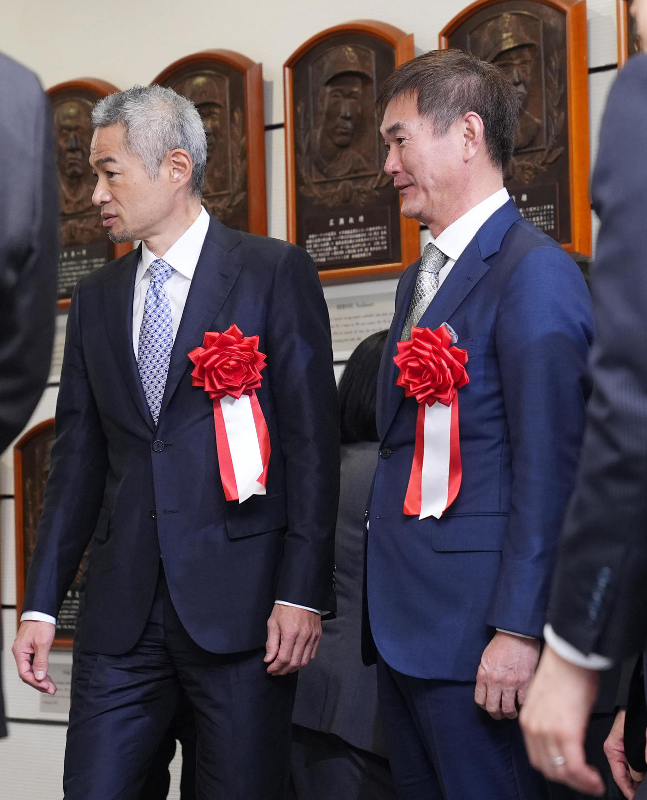 野球殿堂入り通知式で談笑する岩瀬氏（右）とイチロー氏（撮影・垰建太）