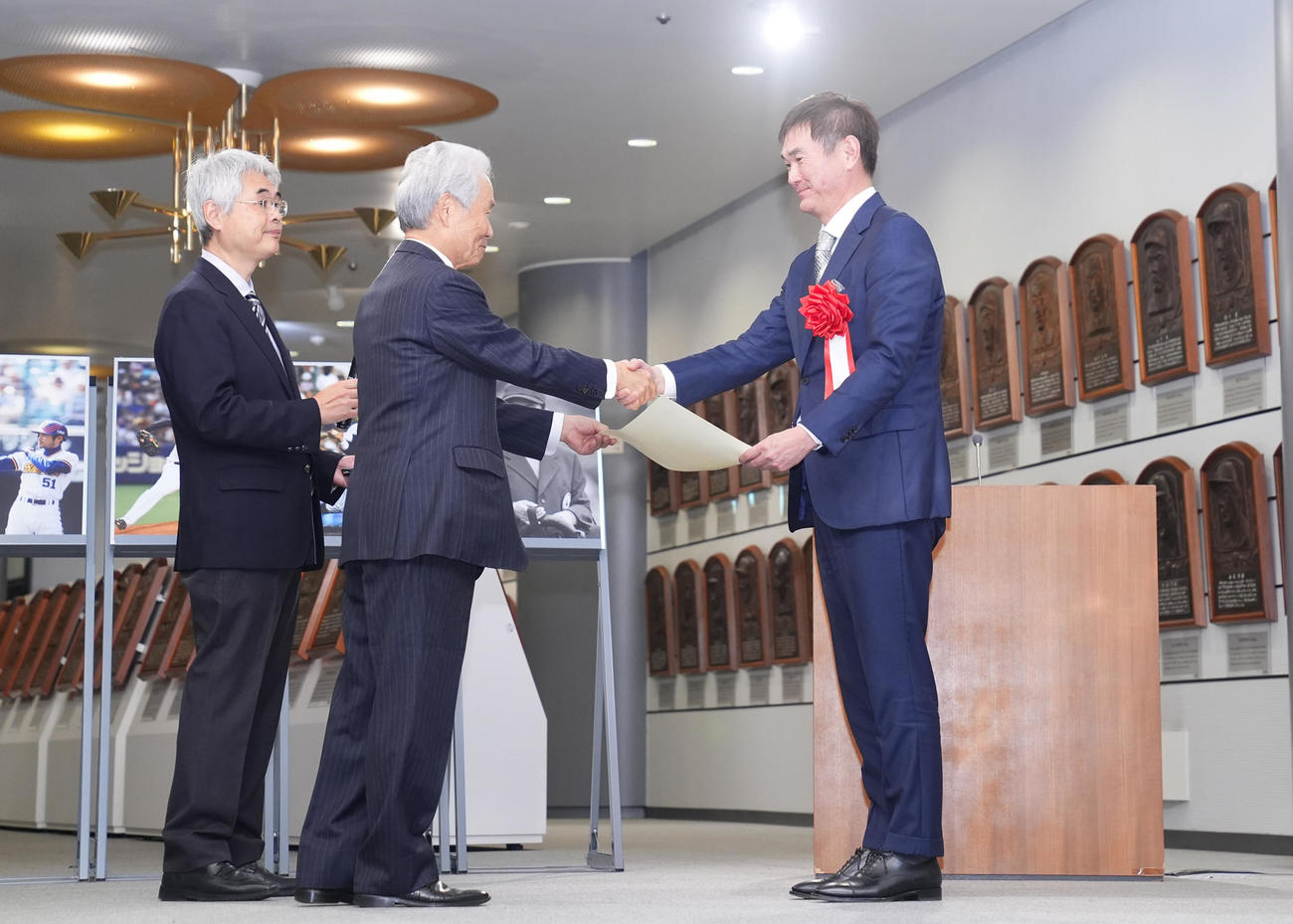 野球殿堂入り通知式で表彰を受ける岩瀬氏（右）（撮影・垰建太）