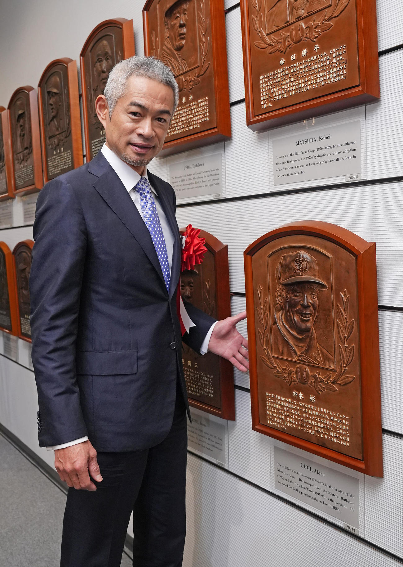 野球殿堂入り通知式で仰木さんのレリーフと写真に納まるイチロー氏（撮影・垰建太）