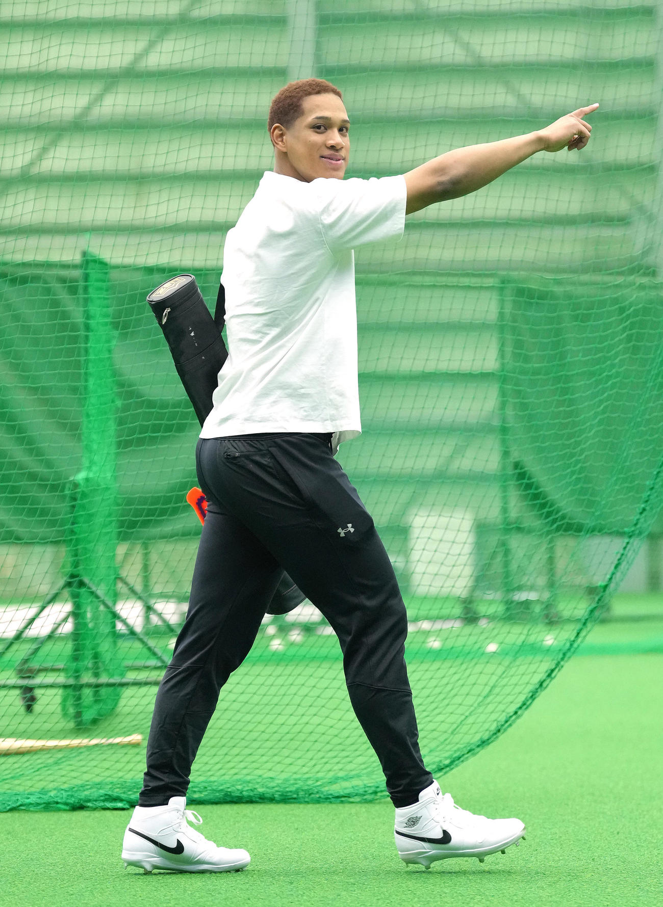 自主トレ中、笑顔を見せる日本ハム万波（撮影・足立雅史）