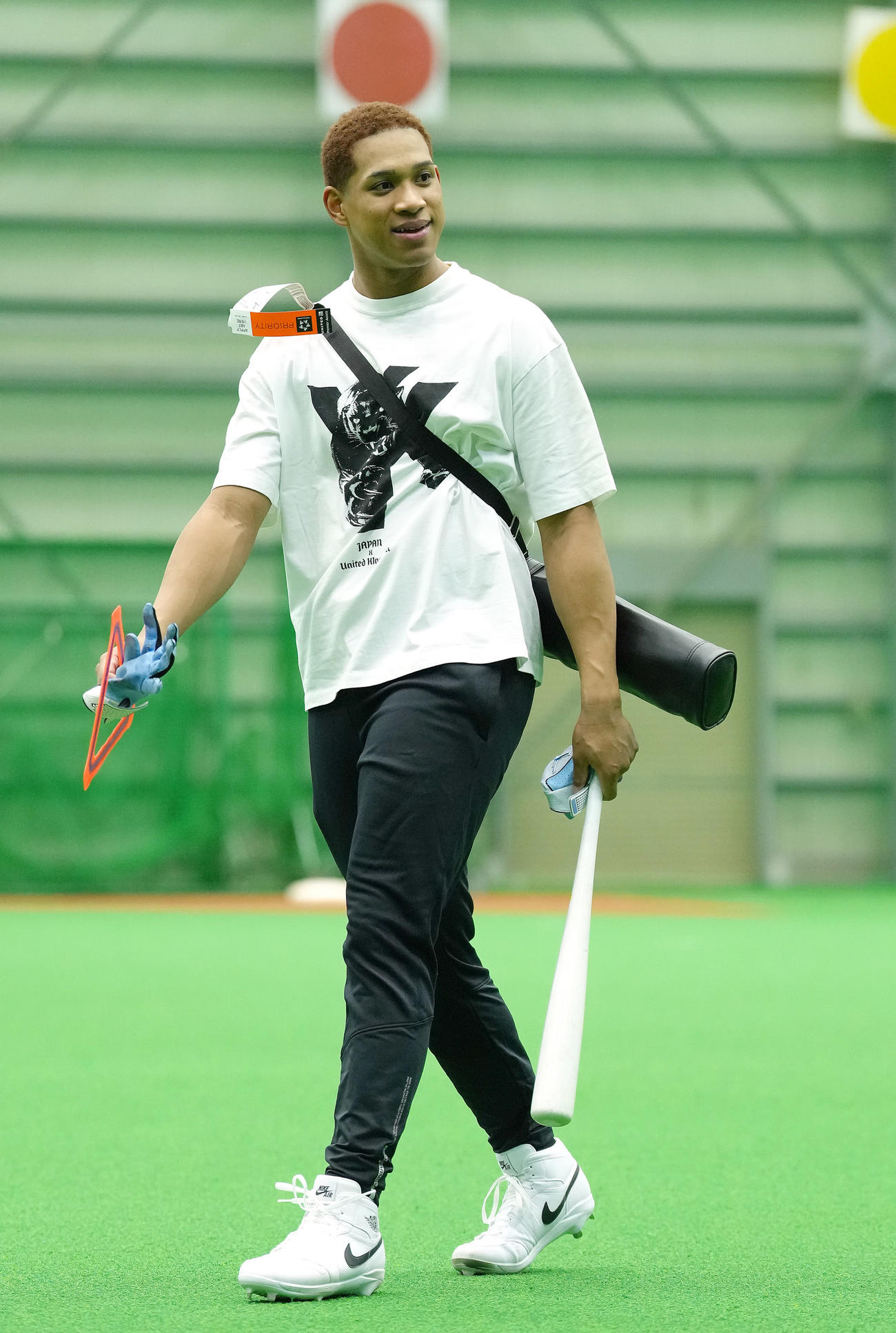 自主トレを終え、練習道具を手に引き揚げる日本ハム万波（撮影・足立雅史）