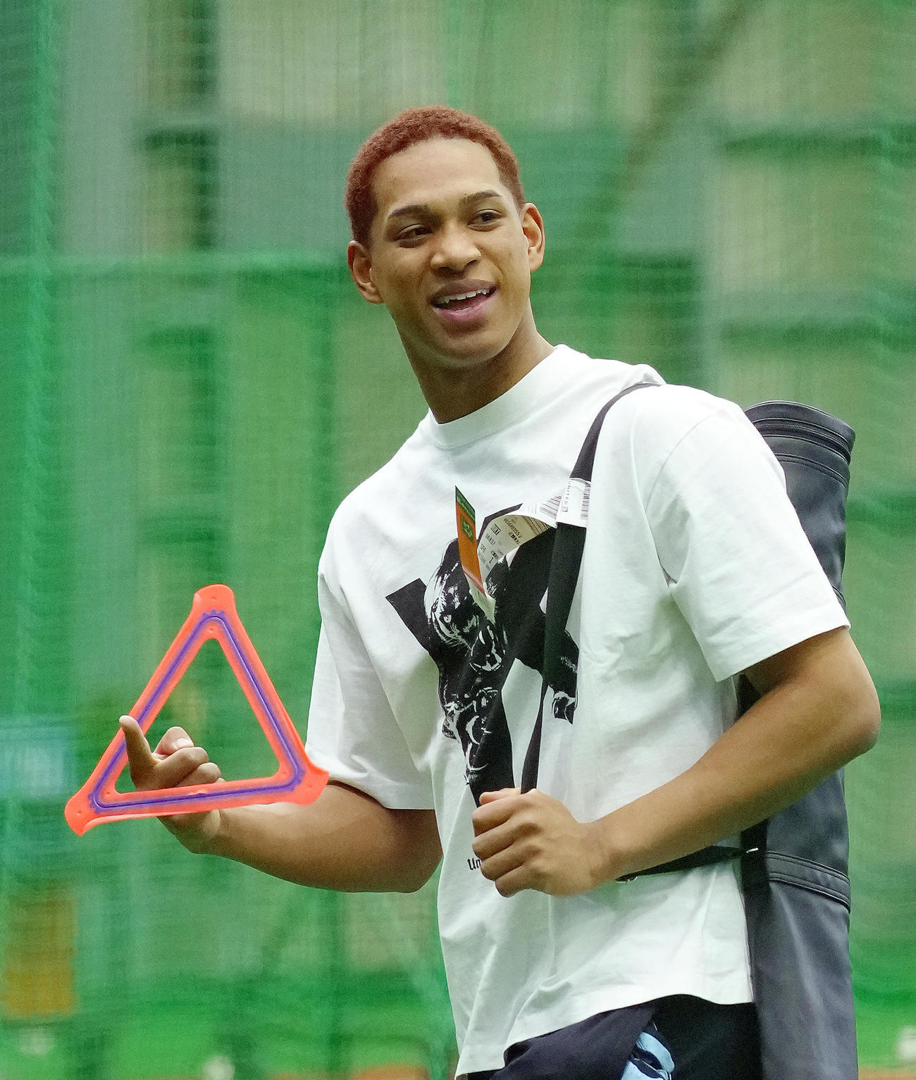 犬用のフライングディスクを手に自主トレに臨む日本ハム万波（撮影・足立雅史）