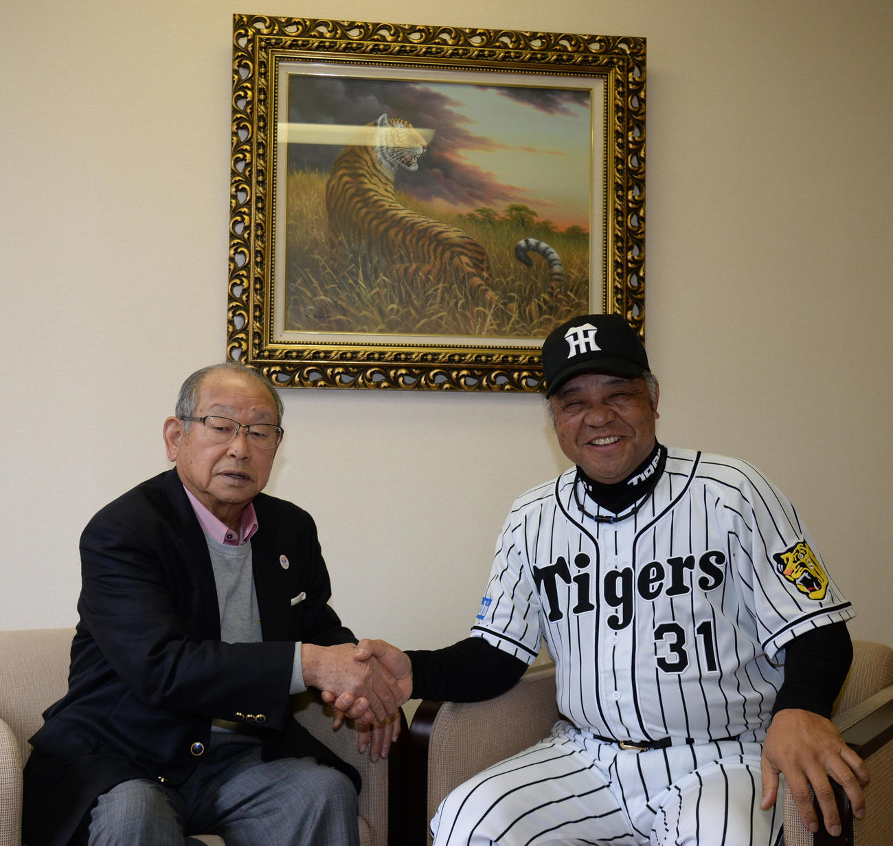 対談が実現し握手を交わす吉田義男氏（左）と掛布雅之2軍監督（16年3月10日撮影）