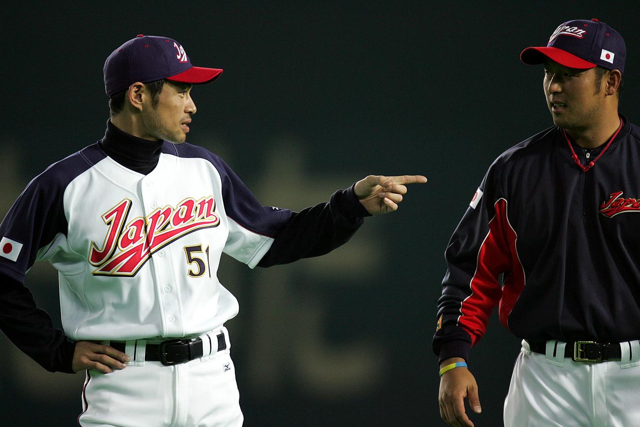 WBC日本代表練習　松中信彦（右）と話すイチロー　（2006年2月23日撮影）
