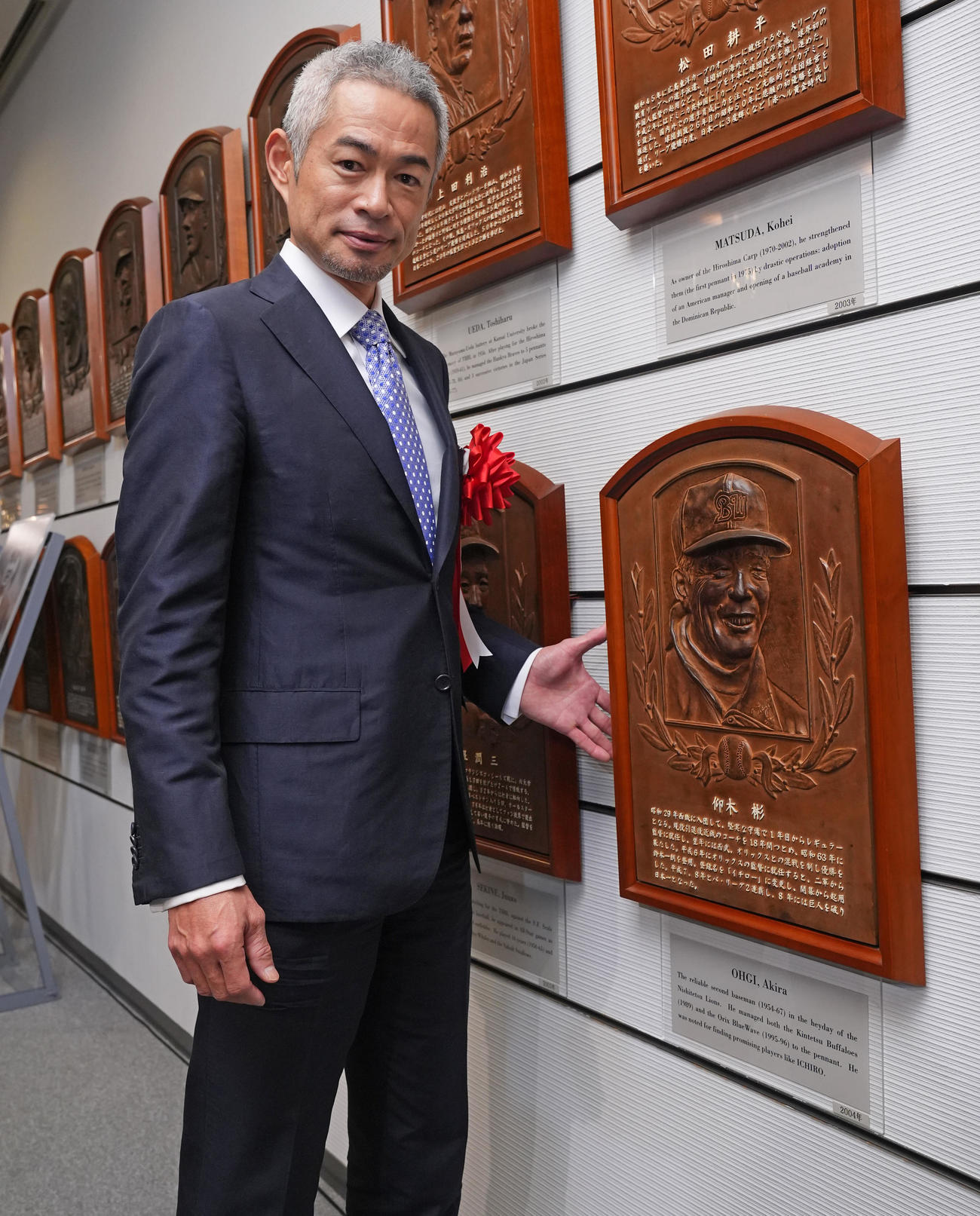 野球殿堂入り通知式で仰木さんのレリーフと写真に納まるイチロー氏（撮影・垰建太）