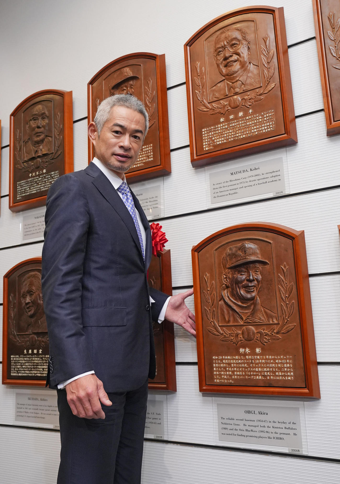 野球殿堂入り通知式で仰木さんのレリーフと写真に納まるイチロー氏（撮影・垰建太）