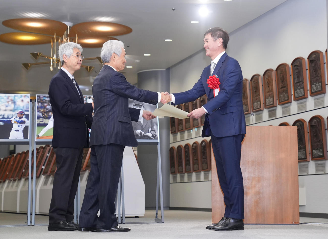 野球殿堂入り通知式で表彰を受ける岩瀬氏（右）（撮影・垰建太）