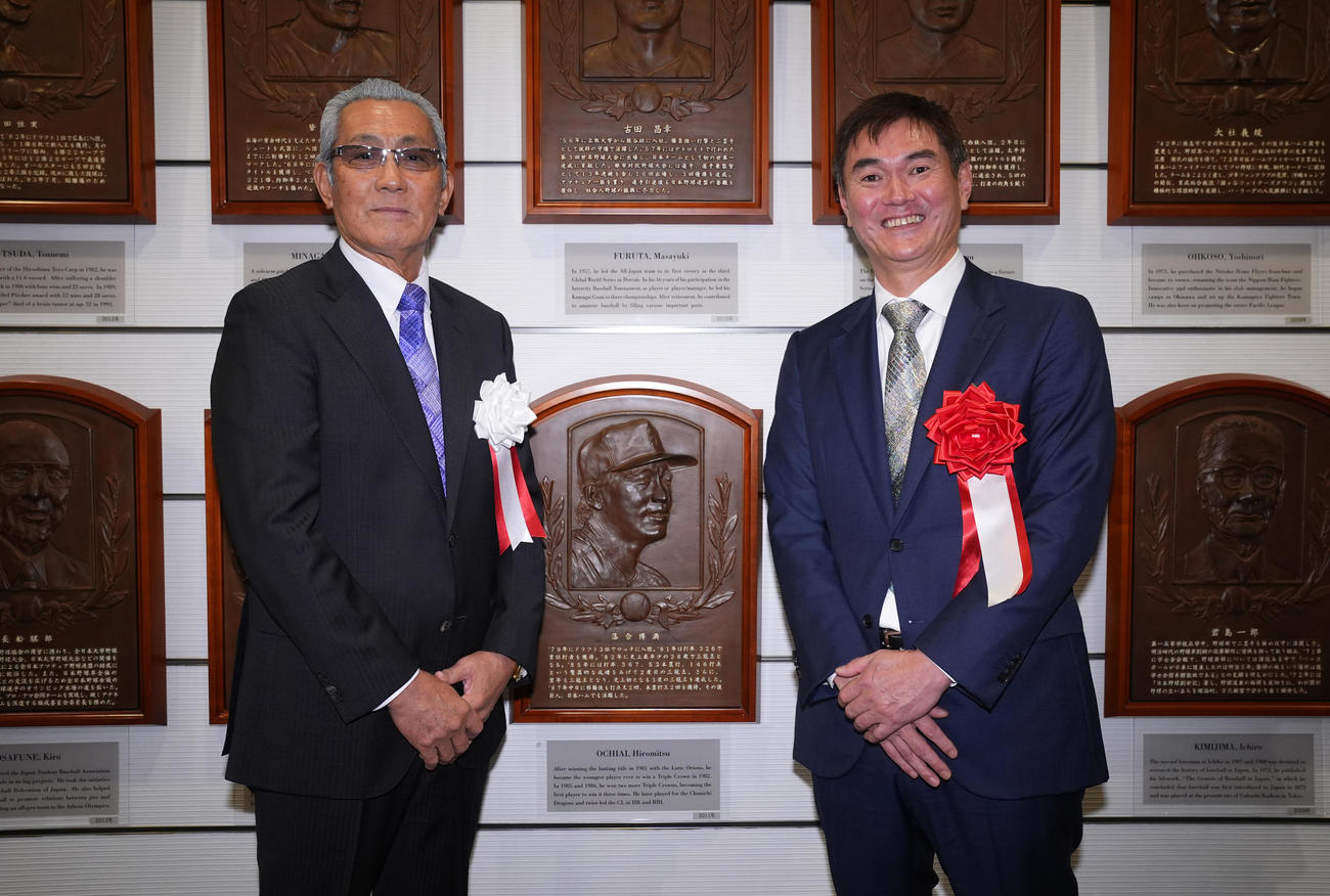 野球殿堂入り通知式を終え落合氏のレリーフを挟んで写真に納まる岩瀬氏（右）と森氏（撮影・垰建太）