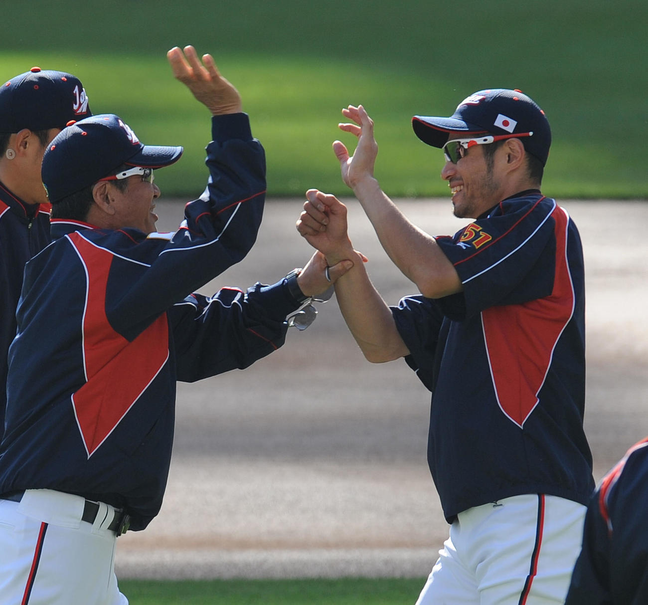 WBC日本代表練習　イチロー氏（右）は、山田久志コーチ（左から2人目）とじゃれあう（2009年3月16日撮影）