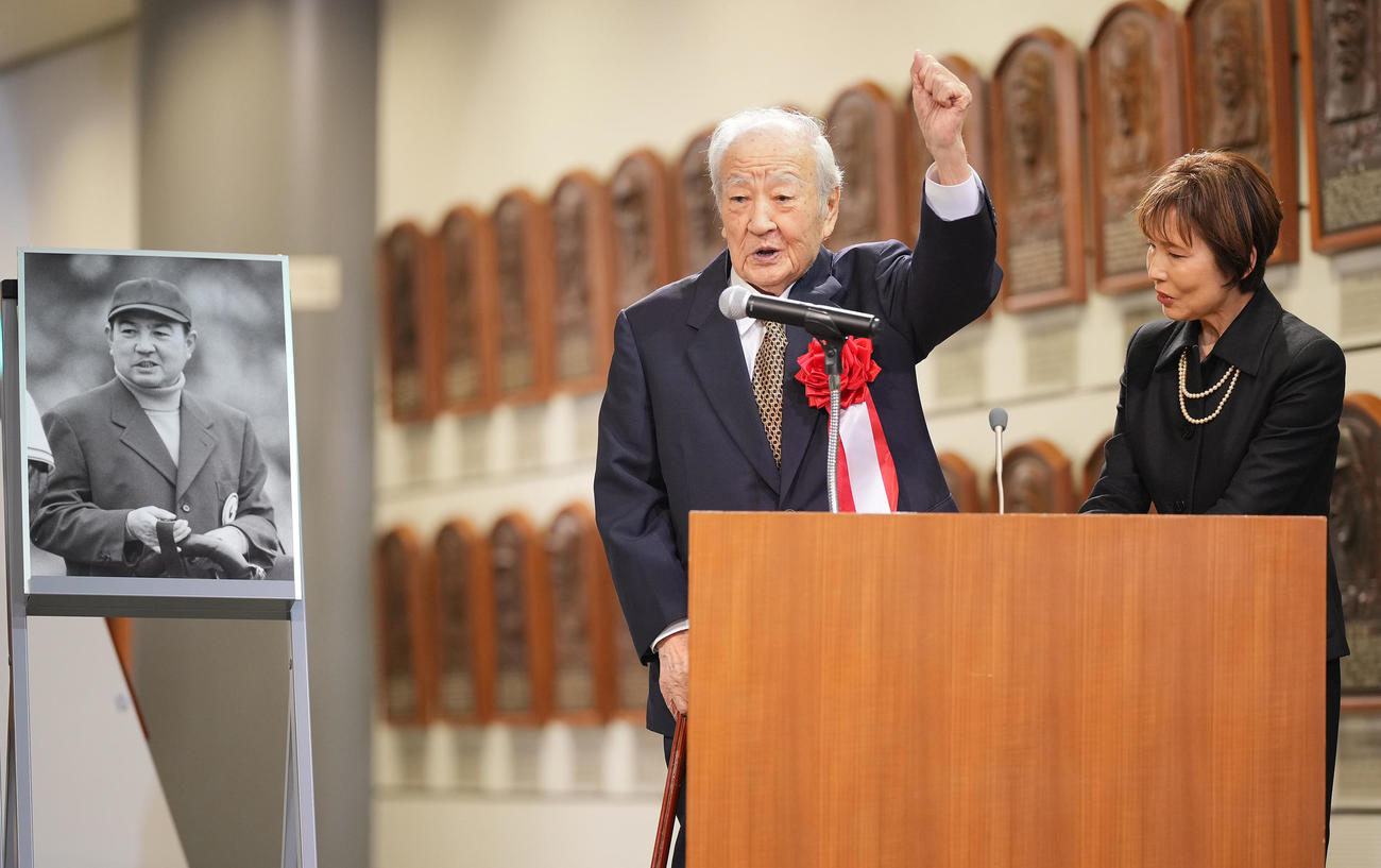 野球殿堂入り通知式で話をする富沢氏（撮影・垰建太）