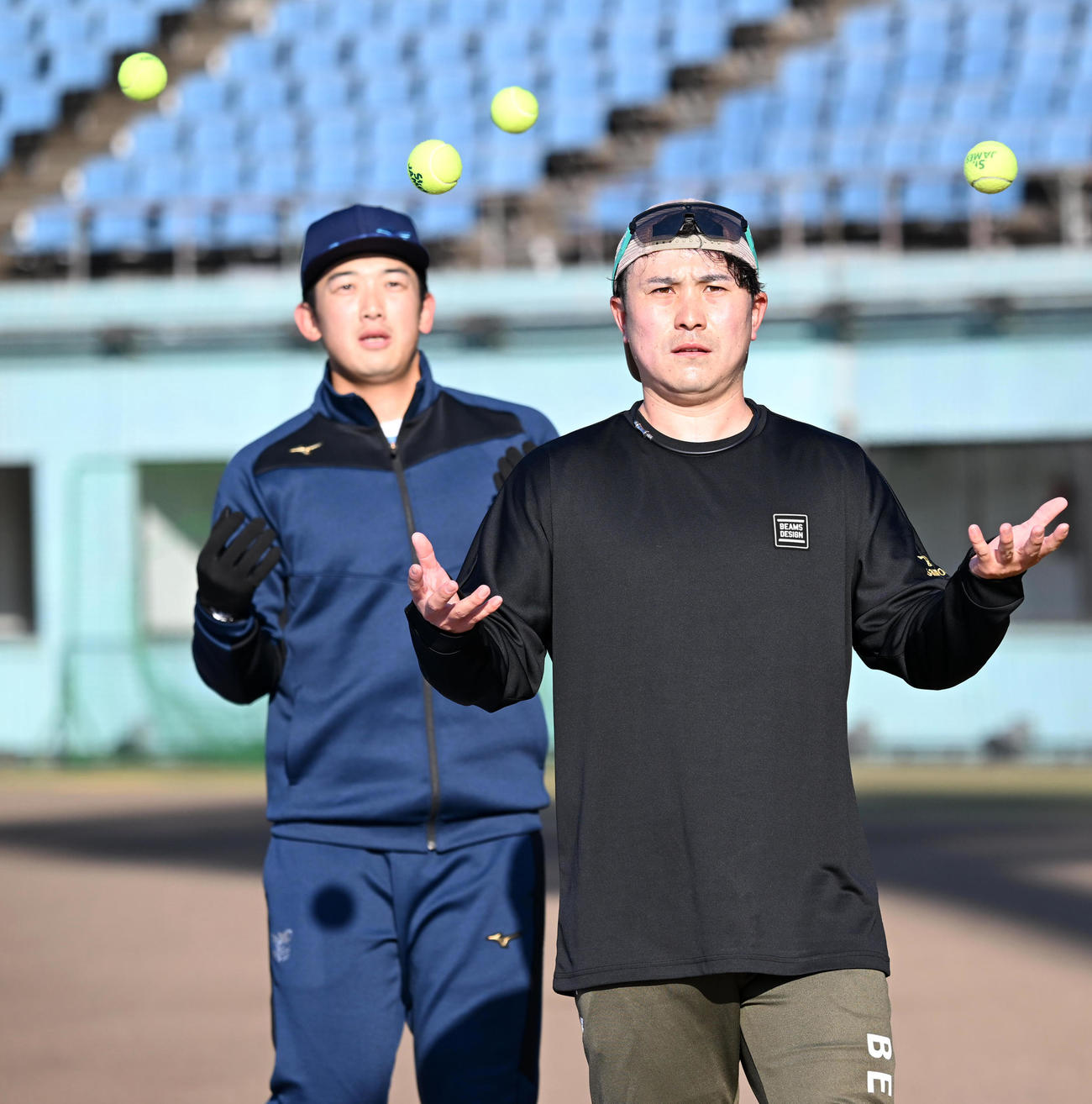 ボールを使って自主トレを行うDeNA佐野（右）と山本（撮影・前岡正明）