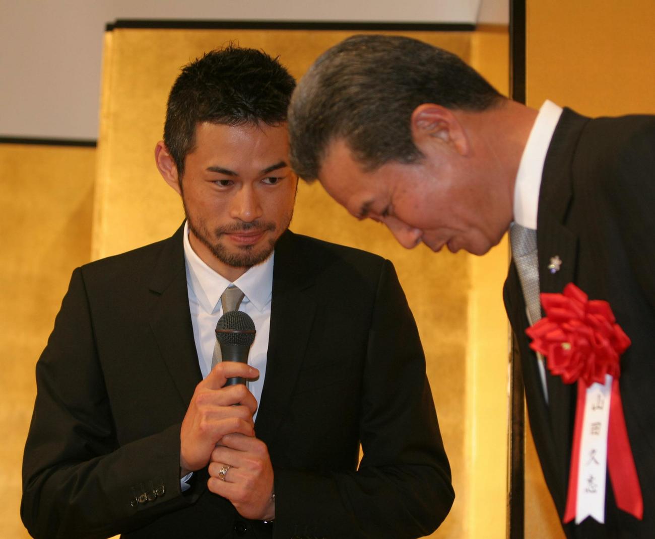 山田久志氏野球殿堂入り祝賀パーティー　山田久志氏に頭を下げるイチロー（撮影・岡潤一）＝2006年12月3日・阪急インターナショナルホテル山田久志写真館　野球殿堂入り祝賀パーティー