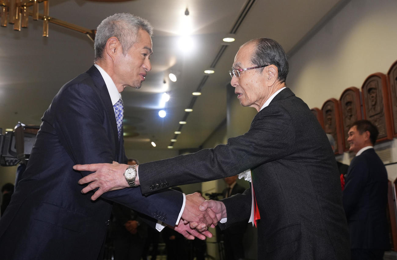 野球殿堂入り通知式を終え、王氏（右）にあいさつし引き揚げるイチロー氏（撮影・垰建太）